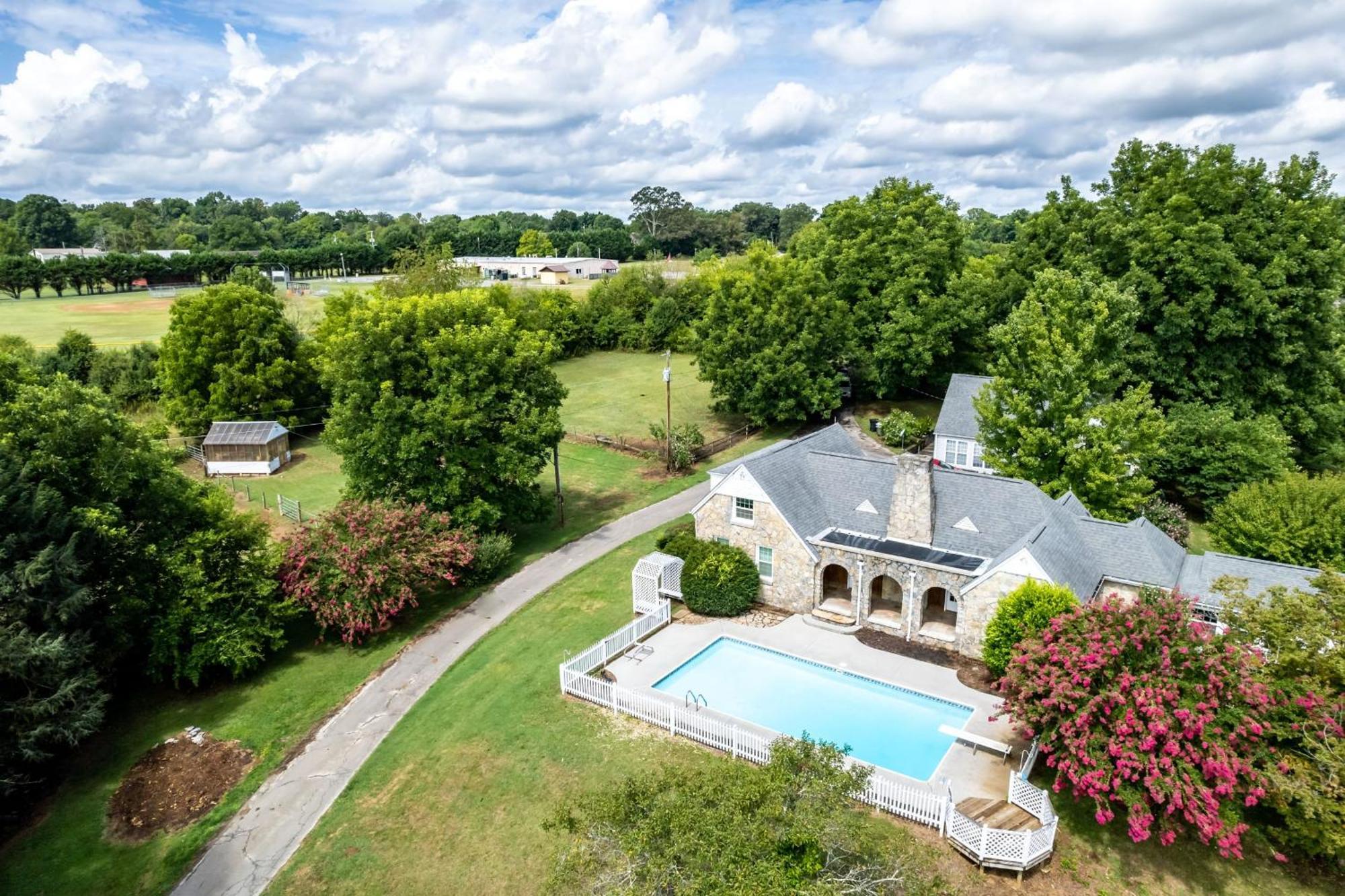 Tranquil Mountain Escape Luxurious 5-Bedroom Farmhouse With Pool Maryville Exterior foto